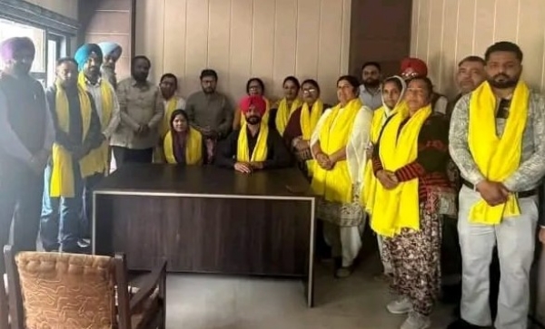 ਐਨ.ਆਰ.ਆਈ. ਮਾਮਲਿਆਂ ਦੇ ਮੰਤਰੀ ਡਾ. ਰਵਜੋਤ ਸਿੰਘ ਦੀ ਮੌਜੂਦਗੀ ‘ਚ ਨਵੇਂ ਚੁਣੇ ਚੇਅਰਪਰਸਨ ਆਸ਼ਾ ਰਾਣੀ ਅਤੇ ਵਾਈਸ ਚੇਅਰਮੈਨ ਸਤਨਾਮ ਸਿੰਘ ਅਹੁਦਾ ਸੰਭਾਲਦੇ ਹੋਏ।