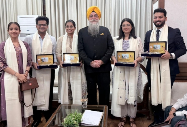 ਸਿਵਲ ਸੇਵਾਵਾਂ ਪ੍ਰੀਖਿਆ ਦੇ ਸਫ਼ਲ ਵਿਦਿਆਰਥੀਆਂ ਨੂੰ ਪੰਜਾਬ ਵਿਧਾਨ ਸਭਾ ਵਿੱਚ ਸਨਮਾਨਿਤ ਕਰਦੇ ਸਪੀਕਰ ਸੰਧਵਾਂ।