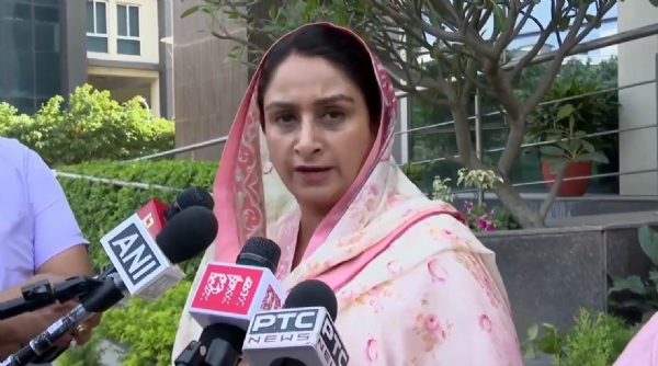 ਗੱਲਬਾਤ ਕਰਦੇ ਹੋਏ ਹਰਸਿਮਰਤ ਕੌਰ ਬਾਦਲ