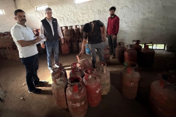 ਜ਼ਿਲ੍ਹਾ ਖੁਰਾਕ ਅਤੇ ਸਪਲਾਈ ਅਫ਼ਸਰ ਅਤੇ ਸਹਾਇਕ ਖੁਰਾਕ ਸਪਲਾਈ ਅਧਿਕਾਰੀਆਂ ਦੀਆਂ ਟੀਮਾਂ ਨੇ ਜ਼ਿਲ੍ਹੇ ਭਰ ਵਿੱਚ ਵਿਸ਼ੇਸ਼ ਚੈਕਿੰਗ ਮੁਹਿੰਮ ਚਲਾਈ।