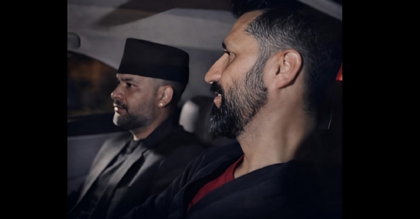 ਰਵੀ ਲਾਮਿਛਾਨੇ ਅਤੇ ਬਾਲੇਨ ਸ਼ਾਹ ਇੱਕੋ ਗੱਡੀ ਵਿੱਚ ਮੀਟਿੰਗ ਤੋਂ ਬਾਹਰ ਜਾਂਦੇ ਹੋਏ