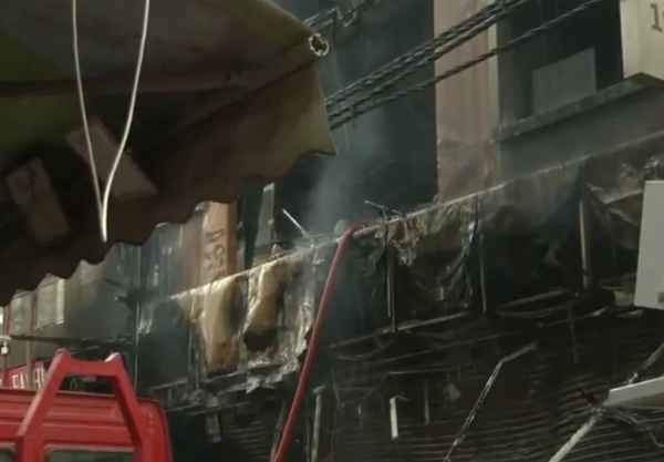 ਇਸ ਚਾਰ ਮੰਜ਼ਿਲਾ ਇਮਾਰਤ ਵਿੱਚ ਕੱਪੜੇ ਅਤੇ ਕਾਸਮੈਟਿਕਸ ਸ਼ੋਅਰੂਮ ਵਿੱਚ ਅੱਗ ਲੱਗੀ ਅਤੇ ਤੇਜ਼ੀ ਨਾਲ ਉੱਪਰਲੀਆਂ ਮੰਜ਼ਿਲਾਂ ਤੱਕ ਫੈਲ ਗਈ।