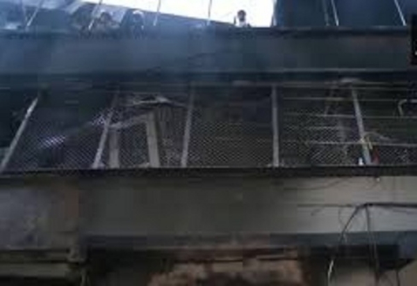 ਧਮਾਕੇ ਕਾਰਨ ਘਰ ਵਿੱਚ ਅੱਗ ਲੱਗ ਗਈ।