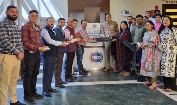 ਪੀਐਚਡੀ ਹਾਊਸ ’ਚ ਈ-ਵੇਸਟ ਕਲੈਕਸ਼ਨ ਬਾਕਸ ਦੇ ਉਦਘਾਟਨ ਸਮੇਂ ਪਤਵੰਤੇ, ਪ੍ਰਬੰਧਕ ਅਤੇ ਸਥਾਨਕ ਲੀਡਰਸ਼ਿਪ