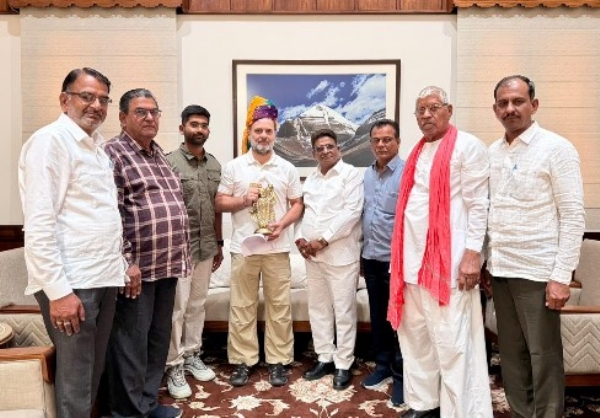 ਰਾਜਸਥਾਨ ਦੇ ਟਰੱਕ ਅਤੇ ਬੱਸ ਬਾਡੀ ਨਿਰਮਾਤਾਵਾਂ ਦੇ ਨੁਮਾਇੰਦੇ ਸੰਸਦ ਭਵਨ ਵਿਖੇ ਲੋਕ ਸਭਾ ਵਿੱਚ ਵਿਰੋਧੀ ਧਿਰ ਦੇ ਨੇਤਾ ਰਾਹੁਲ ਗਾਂਧੀ ਨਾਲ ਮੁਲਾਕਾਤ ਕਰਦੇ ਹੋਏ।