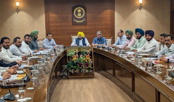 ਵਿਭਾਗ ਦੇ ਅਧਿਕਾਰੀਆਂ ਨਾਲ ਮੀਟਿੰਗ ਕਰਦੇ ਹਰਭਜਨ ਸਿੰਘ ਈ. ਟੀ. ਓ.