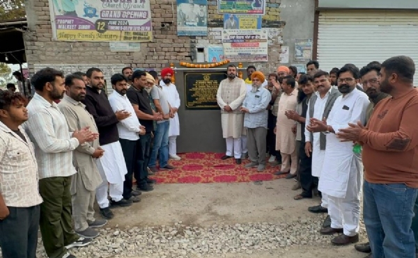 ਸੜਕ ਦੇ ਕੰਮ ਦਾ ਨੀਂਹ ਪੱਥਰ ਰੱਖਦੇ ਵਿਧਾਇਕ ਜਗਦੀਪ ਕੰਬੋਜ਼