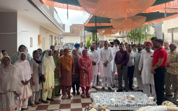 ਪੰਜਾਬ ਬਚਾਓ ਯਾਤਰਾ ਵਿੱਚ ਹਿੱਸਾ ਲੈਣ ਲਈ ਪਿੰਡ ਵਾਸੀਆਂ ਨਾਲ ਮੀਟਿੰਗ ਕਰਦੇ ਹੋਏ ਐਨ. ਕੇ ਸ਼ਰਮਾ।