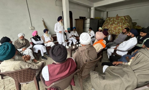 ਪਿੰਡ ਮੰਮਣਕੇ ਖ਼ੁਰਦ ਵਿਖੇ ਅਕਾਲੀ ਦਲ ਦੇ ਖਡੂਰ ਸਾਹਿਬ ਤੋਂ ਹਲਕਾ ਇੰਚਾਰਜ ਰਵਿੰਦਰ ਸਿੰਘ ਬ੍ਰਹਮਪੁਰਾ ਅਤੇ ਸਾਬਕਾ ਚੇਅਰਮੈਨ ਗੁਰਸੇਵਕ ਸਿੰਘ ਸ਼ੇਖ ਮੀਟਿੰਗ ਕਰਦੇ ਹੋਏ।