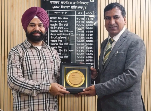 ਪ੍ਰਸਿੱਧ ਸਿੱਖਿਆ ਸ਼ਾਸਤਰੀ ਅਤੇ ਸਮਾਜ ਸੇਵਕ ਸੰਜੀਵ ਕੁਮਾਰ ਨਾਲ ਗੱਲਬਾਤ ਦੌਰਾਨ ਸਹਾਇਕ ਨਿਰਦੇਸ਼ਕ ਪ੍ਰੀਤ ਕੋਹਲੀ