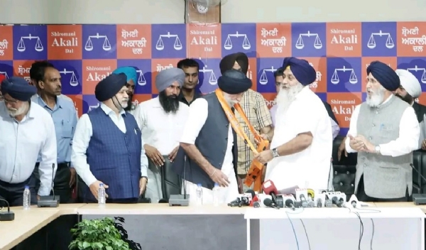 ਸੁਖਬੀਰ ਸਿੰਘ ਬਾਦਲ ਸਾਬਕਾ ਸੀਨੀਅਰ ਆਈ.ਏ. ਐਸ ਅਫਸਰ ਕੇ.ਜੇ. ਐਸ ਚੀਮਾ ਨੂੰ ਅਕਾਲੀ ਦਲ ਵਿਚ ਸ਼ਾਮਲ ਕਰਦੇ ਹੋਏ।