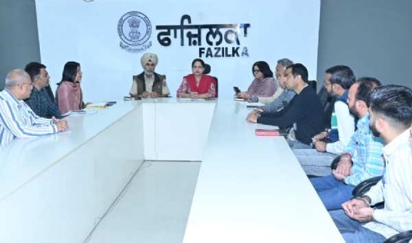 ਅਧਿਕਾਰੀਆਂ ਨਾਲ ਮੀਟਿੰਗ ਕਰਦੇ ਡਿਪਟੀ ਕਮਿਸ਼ਨਰ ਅਮਰਪ੍ਰੀਤ ਕੌਰ ਸੰਧੂ