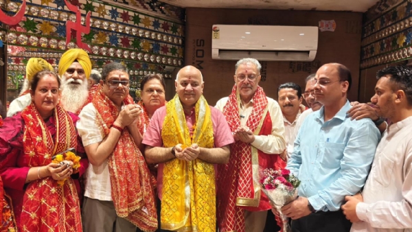 ਮੰਦਰ ’ਚ ਮੱਥਾ ਟੇਕਣ ਤੋਂ ਬਾਅਦ ਮਨੀਸ਼ ਸਿਸੋਦੀਆ ਅਤੇ ਸਿਹਤ ਮੰਤਰੀ ਡਾ. ਬਲਵੀਰ ਸਿੰਘ