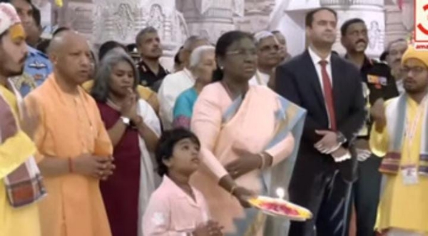 ਰਾਸ਼ਟਰਪਤੀ ਦ੍ਰੋਪਦੀ ਮੁਰਮੂ ਨੇ ਮੁੱਖ ਮੰਤਰੀ ਯੋਗੀ ਆਦਿੱਤਿਆਨਾਥ ਅਤੇ ਹੋਰ ਪਤਵੰਤਿਆਂ ਦੇ ਨਾਲ ਸ਼੍ਰੀ ਰਾਮ ਲੱਲਾ ਮੰਦਰ ਵਿੱਚ ਪੂਜਾ ਕੀਤੀ।