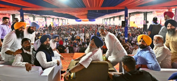 ਰੈਲੀ ਨੂੰ ਸੰਬੋਧਨ ਕਰਨ ਉਪਰੰਤ ਸ਼੍ਰੋਮਣੀ ਅਕਾਲੀ ਦਲ ਦੇ ਪ੍ਰਧਾਨ ਸੁਖਬੀਰ ਸਿੰਘ ਬਾਦਲ ਅਤੇ ਹੋਰ।