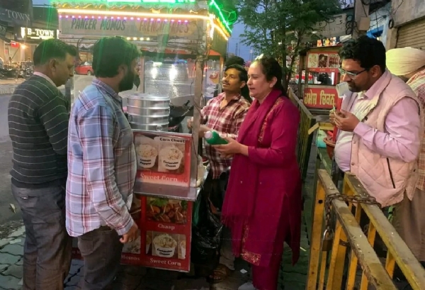 ਸਟ੍ਰੀਟ ਫੂਡ ਵਿਕਰੇਤਾਵਾਂ ਦੀ ਚੈਕਿੰਗ ਕਰਨ ਸਮੇਂ ਫੂਡ ਸੇਫਟੀ ਵਿੰਗ ਦੀ ਟੀਮ