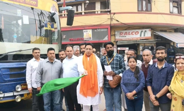 ਬੱਸ ਨੂੰ ਰਵਾਨਾ ਕਰਦੇ ਹੋਏ ਵਿਧਾਇਕ ਡਾ. ਅਜੇ ਗੁਪਤਾ