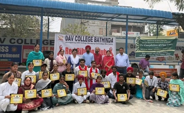 ਇੰਟਰ-ਕਾਲਜ ਡਰਾਮਾ ਮੁਕਾਬਲੇ ਦੇ ਜੇਤੂਆਂ ਦਾ ਸਨਮਾਨ ਕਰਦੇ ਮੁੱਖ ਮਹਿਮਾਨ ਅਤੇ ਪ੍ਰਬੰਧਕ।