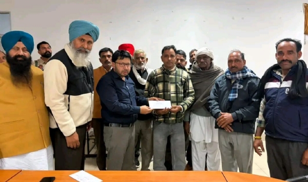 ਐਨ.ਆਰ.ਆਈ ਮੰਤਰੀ ਡਾ. ਰਵਜੋਤ ਨੇ ਗ੍ਰਾਮ ਪੰਚਾਇਤ ਨੂੰ ਚੈਕ ਦਿੰਦੇ ਹੋਏ