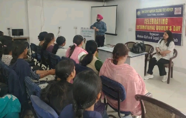 ਜਾਣਕਾਰੀ ਦਿੰਦੇ ਸਿਹਤ ਵਿਭਾਗ ਦੇ ਕਰਮਚਾਰੀ