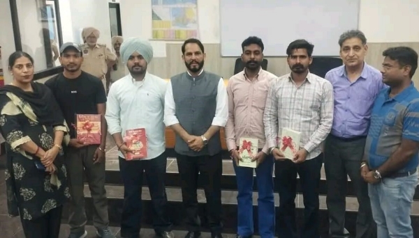 ਸਫ਼ਲਤਾ ਹਾਸਲ ਕਰਨ ਵਾਲੇ ਨੌਜਵਾਨਾਂ ਨਾਲ ਡਿਪਟੀ ਕਮਿਸ਼ਨਰ ਰਾਜੇਸ਼ ਧੀਮਾਨ
