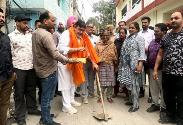 ਵਿਕਾਸ ਕਾਰਜਾਂ ਦੀ ਸ਼ੁਰੂਆਤ ਕਰਵਾਉਂਦੇ ਵਿਧਾਇਕ ਅਸ਼ੋਕ ਪਰਾਸ਼ਰ ਪੱਪੀ