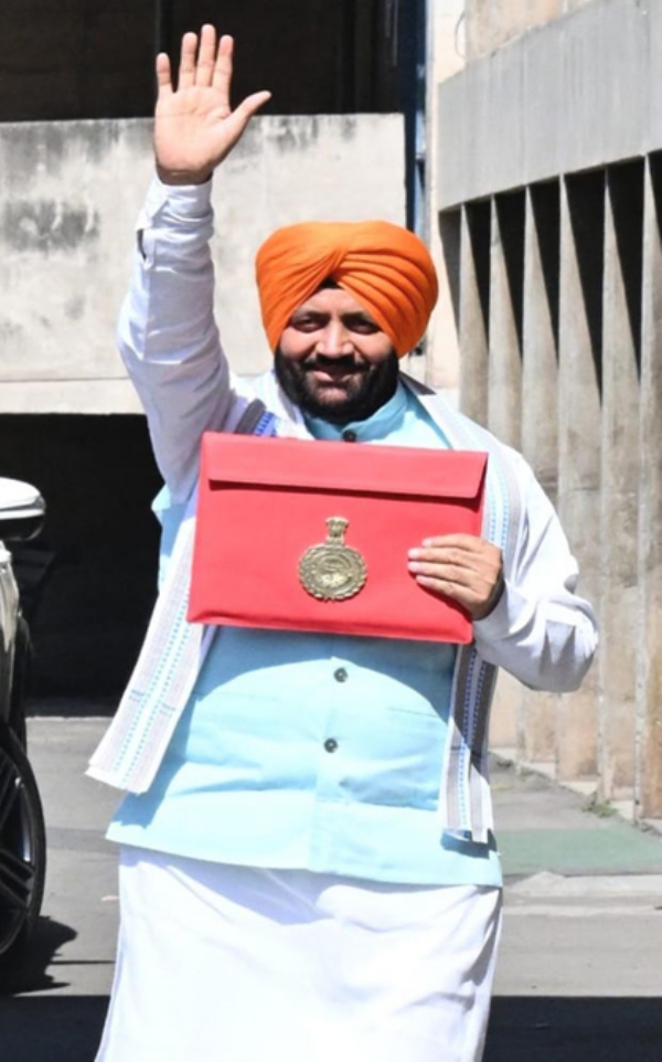 ਹਰਿਆਣਾ ਦੇ ਮੁੱਖ ਮੰਤਰੀ ਨਾਇਬ ਸੈਣੀ ਬਜਟ ਪੇਸ਼ ਕਰਨ ਜਾਂਦੇ ਹੋਏ