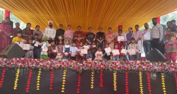 ਜੇਤੂਆਂ ਨੂੰ ਇਨਾਮ ਤਕਸੀਮ ਕਰਦੇ ਹੋਏ ਰੂਪਵੰਤ ਕੌਰ, ਪ੍ਰੋ. ਮਮਤਾ ਸ਼ਰਮਾ, ਜਗਪ੍ਰੀਤ ਕੌਰ,ਡਾ. ਨਰਿੰਦਰ ਸਿੰਘ ਤੇਜਾ ਤੇ ਡਾ. ਸੁਖਦਰਸ਼ਨ ਸਿੰਘ ਚਹਿਲ। ਜੇਤੂਆਂ ਨੂੰ ਇਨਾਮ ਤਕਸੀਮ ਕਰਦੇ ਹੋਏ ਰੂਪਵੰਤ ਕੌਰ, ਪ੍ਰੋ. ਮਮਤਾ ਸ਼ਰਮਾ, ਜਗਪ੍ਰੀਤ ਕੌਰ,ਡਾ. ਨਰਿੰਦਰ ਸਿੰਘ ਤੇਜਾ ਤੇ ਡਾ. ਸੁਖਦਰਸ਼ਨ ਸਿੰਘ ਚਹਿਲ।