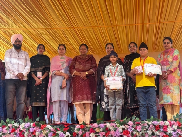 ਤਸਵੀਰ:- ਜੇਤੂਆਂ ਨੂੰ ਇਨਾਮ ਤਕਸੀਮ ਕਰਦੇ ਹੋਏ ਰੂਪਵੰਤ ਕੌਰ, ਪ੍ਰੋ. ਮਮਤਾ ਸ਼ਰਮਾ, ਜਗਪ੍ਰੀਤ ਕੌਰ,ਡਾ. ਨਰਿੰਦਰ ਸਿੰਘ ਤੇਜਾ ਤੇ ਡਾ. ਸੁਖਦਰਸ਼ਨ ਸਿੰਘ ਚਹਿਲ। ਤਸਵੀਰ:- ਜੇਤੂਆਂ ਨੂੰ ਇਨਾਮ ਤਕਸੀਮ ਕਰਦੇ ਹੋਏ ਰੂਪਵੰਤ ਕੌਰ, ਪ੍ਰੋ. ਮਮਤਾ ਸ਼ਰਮਾ, ਜਗਪ੍ਰੀਤ ਕੌਰ,ਡਾ. ਨਰਿੰਦਰ ਸਿੰਘ ਤੇਜਾ ਤੇ ਡਾ. ਸੁਖਦਰਸ਼ਨ ਸਿੰਘ ਚਹਿਲ।