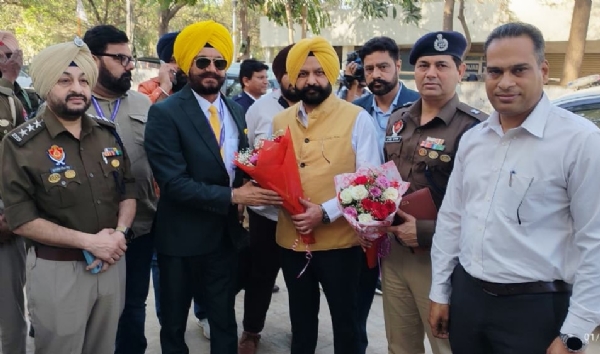 ਡਾ. ਜਿਤੇਂਦਰ ਸ਼ੰਟੀ ਦਾ ਸਵਾਗਤ ਕਰਦੇ ਅਧਿਕਾਰੀ ਅਤੇ ਪਤਵੰਤੇ।