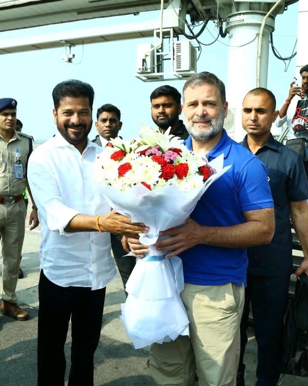 ਰਾਹੁਲ ਗਾਂਧੀ ਦਾ ਸਵਾਗਤ ਕਰਦੇ ਹੋਏ ਮੁੱਖ ਮੰਤਰੀ ਰੇਵੰਤ ਰੈਡੀ ਰਾਹੁਲ ਗਾਂਧੀ ਦਾ ਸਵਾਗਤ ਕਰਦੇ ਹੋਏ ਮੁੱਖ ਮੰਤਰੀ ਰੇਵੰਤ ਰੈਡੀ