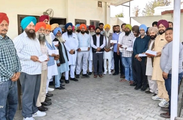 ਗ੍ਰਾਮ ਪੰਚਾਇਤਾਂ ਨੂੰ ਵਿਕਾਸ ਕਾਰਜਾਂ ਲਈ ਚੈੱਕ ਵੰਡਦੇ ਵਿਧਾਇਕ ਐਡਵੋਕੇਟ ਅਮਰਪਾਲ ਸਿੰਘ। ਗ੍ਰਾਮ ਪੰਚਾਇਤਾਂ ਨੂੰ ਵਿਕਾਸ ਕਾਰਜਾਂ ਲਈ ਚੈੱਕ ਵੰਡਦੇ ਵਿਧਾਇਕ ਐਡਵੋਕੇਟ ਅਮਰਪਾਲ ਸਿੰਘ।