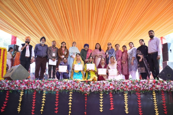 ਜੇਤੂਆਂ ਨੂੰ ਇਨਾਮ ਤਕਸੀਮ ਕਰਦੇ ਹੋਏ ਰਣਜੀਤ ਕੌਰ, ਡਾ. ਨਰਿੰਦਰ ਸਿੰਘ ਤੇਜਾ ਤੇ ਡਾ. ਸੁਖਦਰਸ਼ਨ ਸਿੰਘ ਚਹਿਲ। ਜੇਤੂਆਂ ਨੂੰ ਇਨਾਮ ਤਕਸੀਮ ਕਰਦੇ ਹੋਏ ਰਣਜੀਤ ਕੌਰ, ਡਾ. ਨਰਿੰਦਰ ਸਿੰਘ ਤੇਜਾ ਤੇ ਡਾ. ਸੁਖਦਰਸ਼ਨ ਸਿੰਘ ਚਹਿਲ।