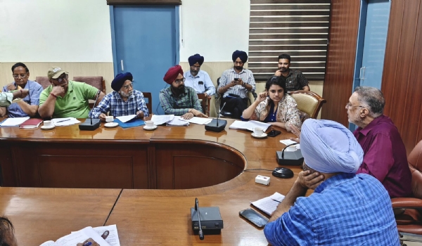 ਮੀਟਿੰਗ ਕਰਦੇ ਹੋਏ ਪੰਜਾਬ ਦੇ ਸਿਹਤ ਅਤੇ ਪਰਿਵਾਰ ਭਲਾਈ ਮੰਤਰੀ ਡਾ. ਬਲਬੀਰ ਸਿੰਘ