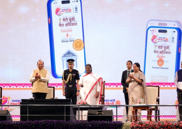 ਰਾਸ਼ਟਰਪਤੀ ਦ੍ਰੋਪਦੀ ਮੁਰਮੂ ਦਿੱਲੀ ਦੇ ਇੰਦਰਾ ਗਾਂਧੀ ਇਨਡੋਰ ਸਟੇਡੀਅਮ ਵਿਖੇ ਮੇਰੀ ਪੂੰਜੀ ਮੇਰਾ ਅਧਿਕਾਰ ਦੀਆਂ 40642 ਧੀਆਂ ਦੇ ਖਾਤਿਆਂ ਵਿੱਚ 100 ਕਰੋੜ ਰੁਪਏ ਡਾਇਰੈਕਟ ਬੈਨੀਫਿਟ ਟ੍ਰਾਂਸਫਰ ਕਰਦੇ ਹੋਏ।