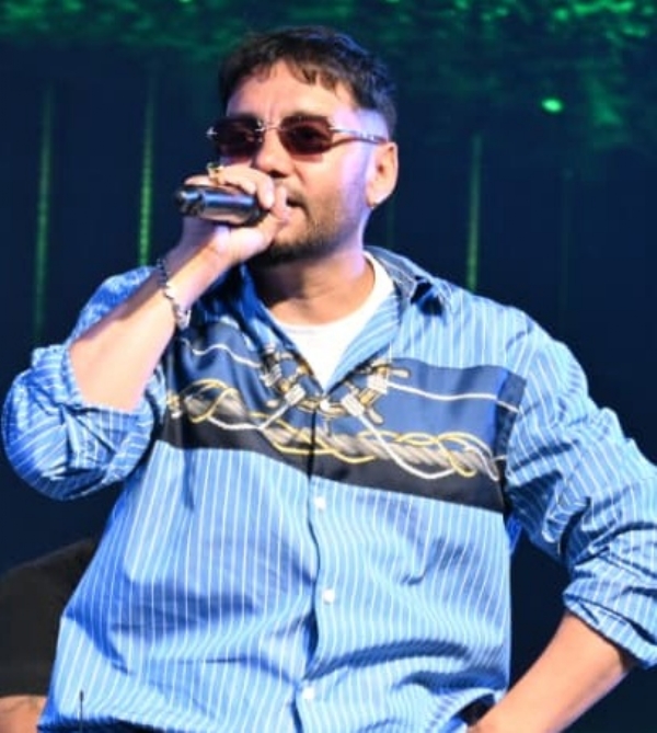 ਪੇਸ਼ਕਾਰੀ ਦਿੰਦੇ ਗਾਇਕ ਸਿੱਪੀ ਗਿੱਲ।