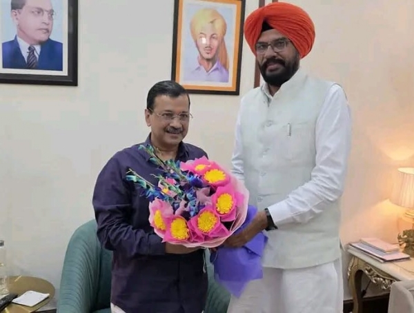 ਅਰਵਿੰਦ ਕੇਜਰੀਵਾਲ ਨਾਲ ਮੁਲਾਕਾਤ ਕਰਦੇ ਕੁਲਦੀਪ ਸਿੰਘ ਧਾਲੀਵਾਲ