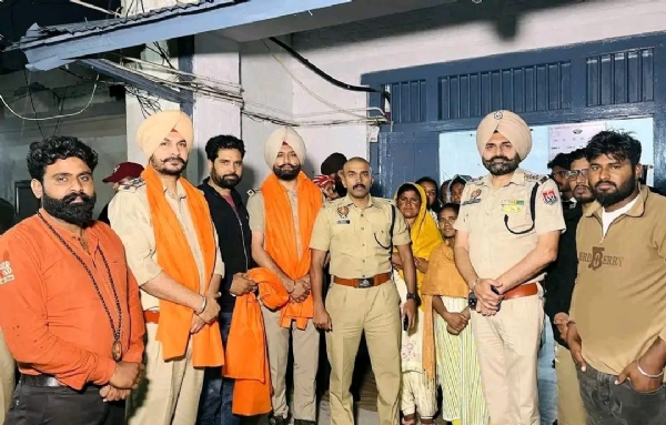 ਬੱਚਾ ਪਰਿਵਾਰ ਨੂੰ ਸੌਂਪਣ ਉਪਰੰਤ ਪੁਲਿਸ ਮੁਲਾਜ਼ਮ