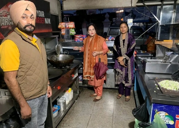 ਫਾਸਟ ਫੂਡ ਵਿਕਰੇਤਾਵਾਂ ਦੀ ਚੈਕਿੰਗ ਕਰਨ ਸਮੇਂ ਫੂਡ ਸੇਫਟੀ ਵਿੰਗ