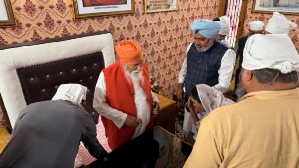 ਡੇਰੇ ਦੇ ਮੌਜੂਦਾ ਮੁਖੀ ਸੰਤ ਨਿਰੰਜਨ ਦਾਸ ਜੀ ਨਾਲ ਮੁਲਾਕਾਤ ਸਮੇਂ ਵਿੱਤ ਮੰਤਰੀ ਹਰਪਾਲ ਸਿੰਘ ਚੀਮਾ ਅਤੇ ਹੋਰ।