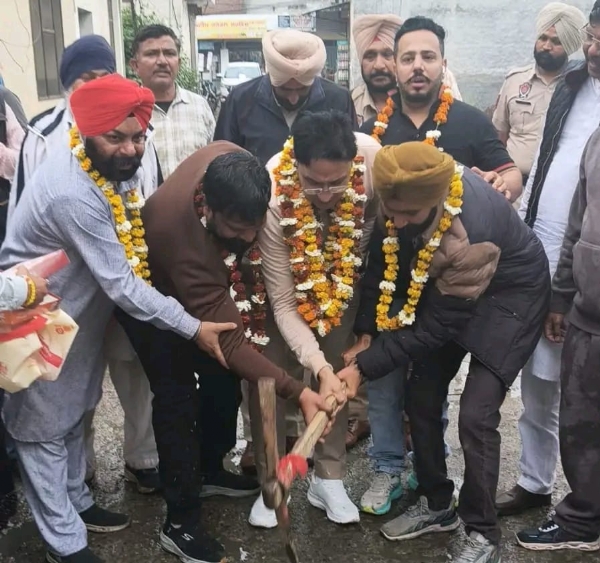 ਸਟ੍ਰੀਟ ਡਿਵੈਲਪਮੈਂਟ ਪ੍ਰੋਜੈਕਟ ਦੀ ਸ਼ੁਰੂਆਤ ਕਰਵਾਉਂਦੇ ਵਿਧਾਇਕ ਡਾ. ਗੁਪਤਾ