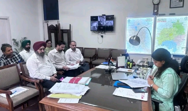 ਅਧਿਕਾਰੀਆਂ ਨਾਲ ਮੀਟਿੰਗ ਕਰਦੇ ਹੋਏ ਵਧੀਕ ਡਿਪਟੀ ਕਮਿਸ਼ਨਰ (ਜ) ਕੰਚਨ