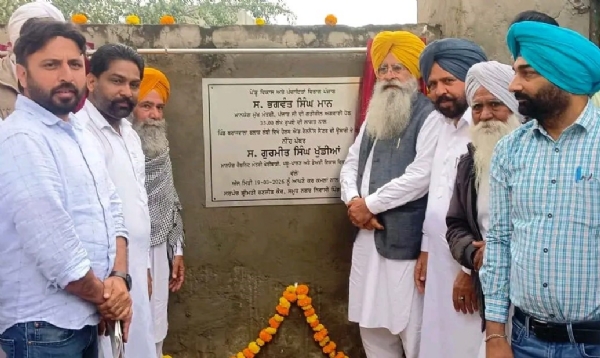 ਪਿੰਡ ’ਚ ਵਿਕਾਸ ਕਾਰਜਾਂ ਲਈ ਨੀਂਹ ਪੱਥਰ ਰੱਖਦੇ ਕੈਬਨਿਟ ਮੰਤਰੀ ਗੁਰਮੀਤ ਸਿੰਘ ਖੁੱਡੀਆਂ