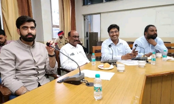 ਮੀਟਿੰਗ ਕਰਦੇ ਹੋਏ ਮੇਅਰ ਪਦਮਜੀਤ ਸਿੰਘ ਮਹਿਤਾ ਅਤੇ ਹੋਰ ਮੀਟਿੰਗ ਕਰਦੇ ਹੋਏ ਮੇਅਰ ਪਦਮਜੀਤ ਸਿੰਘ ਮਹਿਤਾ ਅਤੇ ਹੋਰ