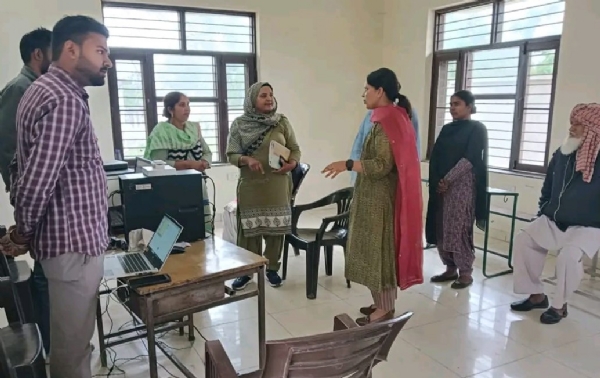 ਐੱਸ. ਡੀ. ਐੱਮ ਮਹਿਲ ਕਲਾਂ ਕ੍ਰਿਤਿਕਾ ਗੋਇਲ ਨੇ ਵਿਸ਼ੇਸ਼ ਕੈਂਪਾਂ ਦਾ ਦੌਰਾ ਕਰਕੇ ਪ੍ਰਕਿਰਿਆ ਦਾ ਜਾਇਜ਼ਾ ਲਿਆ।