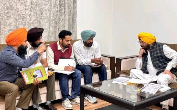 ਅਧਿਕਾਰੀਆਂ ਨਾਲ ਮੀਟਿੰਗ ਕਰਦੇ ਕੈਬਿਨੇਟ ਮੰਤਰੀ ਹਰਭਜਨ ਸਿੰਘ ਈਟੀਓ