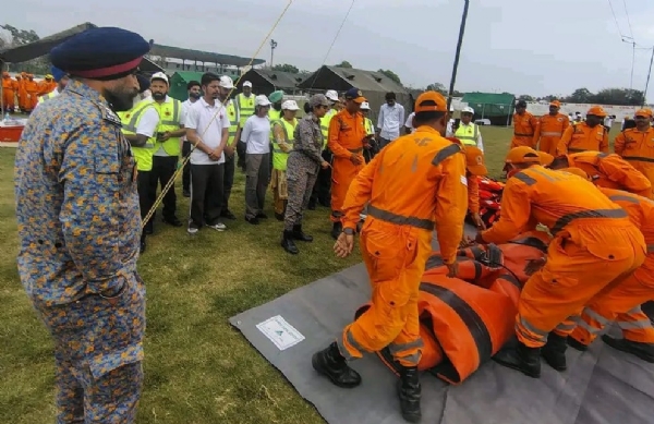 ਬਰਨਾਲਾ ਵਿੱਚ ਸਿਵਲ ਡਿਫੈਂਸ ਵਲੰਟੀਅਰਾਂ ਨੂੰ ਆਫ਼ਤ ਪ੍ਰਬੰਧਨ ਨਾਲ ਸਬੰਧਤ ਸਿਖਲਾਈ ਦਾ ਦ੍ਰਿਸ਼।