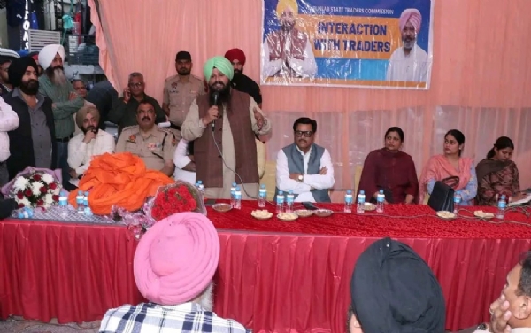 ਵਪਾਰੀਆਂ ਨਾਲ ਗੱਲਬਾਤ ਕਰਦੇ ਚੇਅਰਮੈਨ ਰਾਜੂ ਚਾਵਲਾ, ਹਾਜ਼ਰ  ਵਿਧਾਇਕ ਚੌਧਰੀ ਮਦਨ ਲਾਲ ਬੱਗਾ ਤੇ ਹੋਰ।