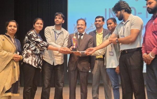 ਜੇਤੂਆਂ ਦਾ ਸਨਮਾਨ ਕਰਦੇ ਮੁੱਖ ਮਹਿਮਾਨ ਅਤੇ ਪ੍ਰਬੰਧਕ। ਜੇਤੂਆਂ ਦਾ ਸਨਮਾਨ ਕਰਦੇ ਮੁੱਖ ਮਹਿਮਾਨ ਅਤੇ ਪ੍ਰਬੰਧਕ।