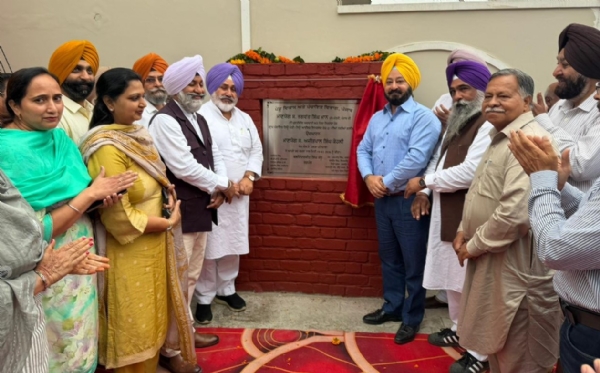 ਗਲੀਆਂ ਦਾ ਉਦਘਾਟਨ ਕਰਦੇ ਹੋਏ ਵਿਧਾਇਕ ਕੋਹਲੀ ਅਤੇ ਜੌੜਾਮਾਜਰਾ